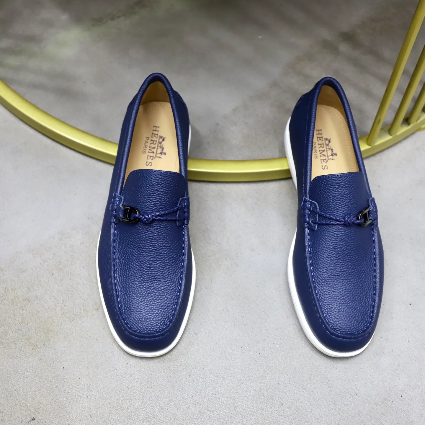 Ex-factory price: 560💰Hermès/Hermès slip-on men's shoes. This shoe is made of imported pebbled cowhide. It has simple and smooth lines and is combined with aerodynamically designed 3CM rubber foam ultra-light soles! Youthful and fashionable, classic H-shaped hardware buckle decoration, calf lining gently wraps the feet, with logo cowhide feet, casual and urban style, highlighting youthful vitality, sports and leisure version, super versatile, code number: 38-39-40-41-42-43-44 standard leather shoe size (45 can be customized but does not support returns)